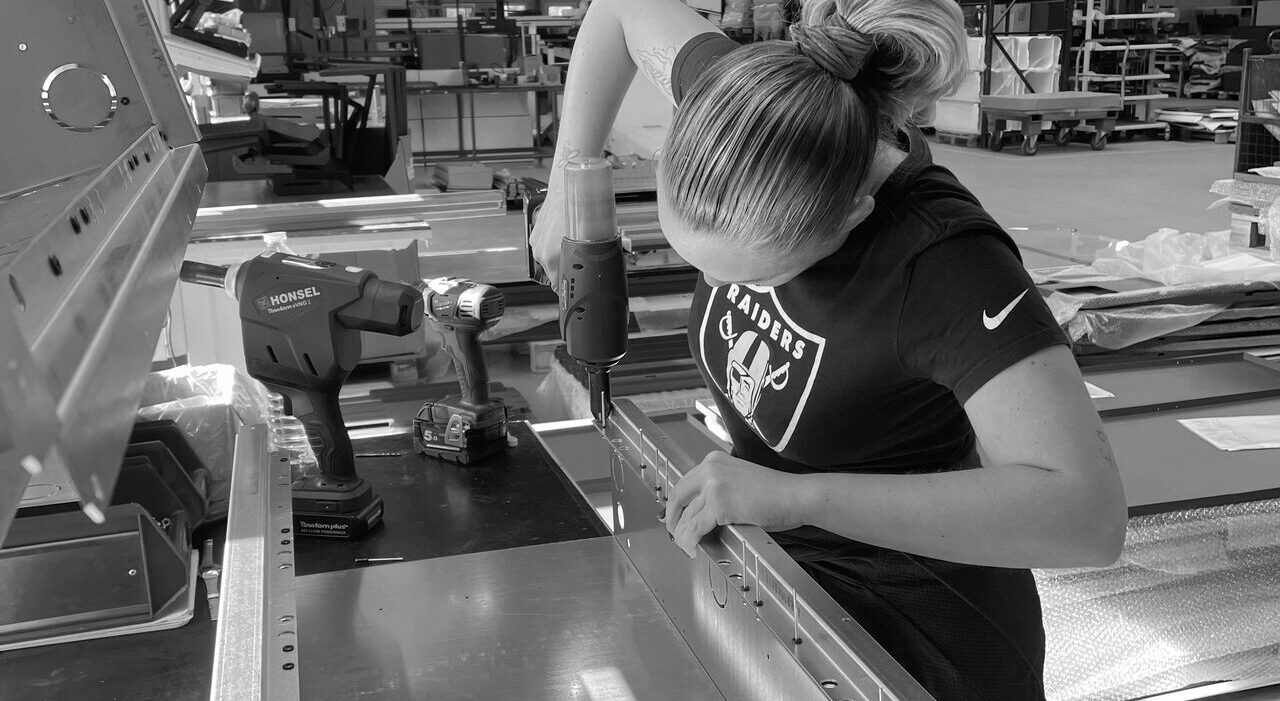 gestes métier tôlerie industrielle - Les mains d'or - Stival