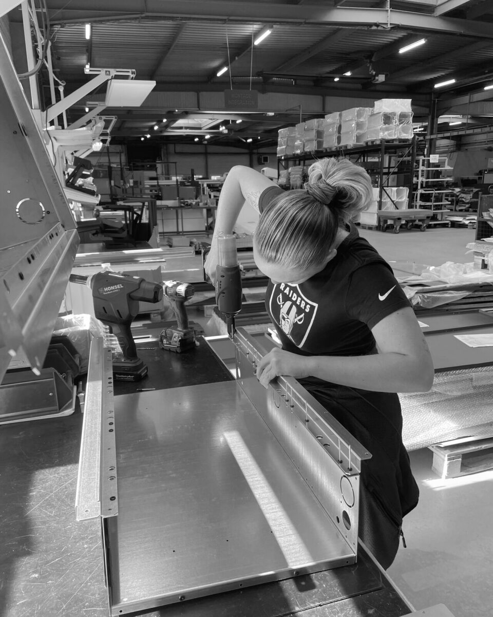 gestes métier tôlerie industrielle - Les mains d'or - Stival